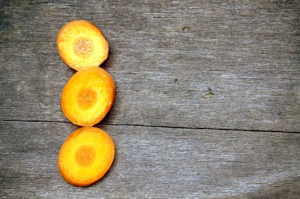 Ahşap tahta üzerinde havuç dilimleri