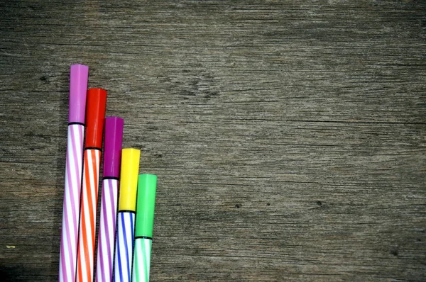Ahşap tahta üzerinde renkli kalem