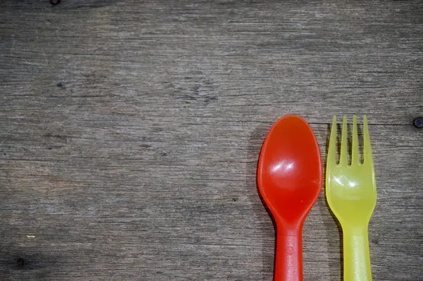 Renkli kaşık ve çatal