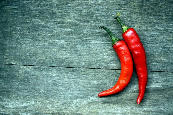 Chilies na mesa de madeira — Fotografia de Stock