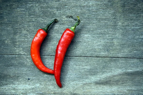 Chilies na mesa de madeira — Fotografia de Stock