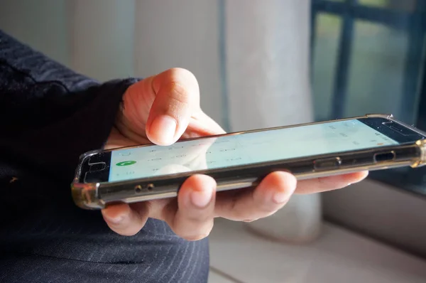 El ve bir mobil ya da akıllı telefon ekran dokunaklı