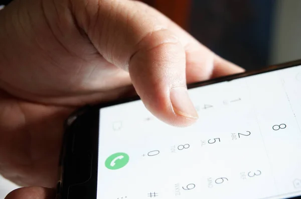 El ve bir mobil ya da akıllı telefon ekran dokunaklı