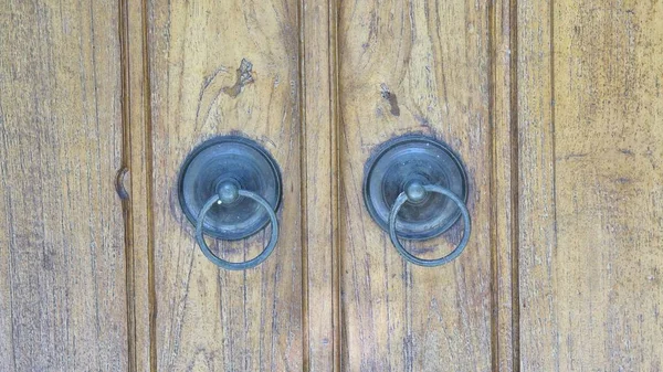 Bild Einer Holztür Mit Antiken Oder Alten Türknauf Oder Klopfer — Stockfoto