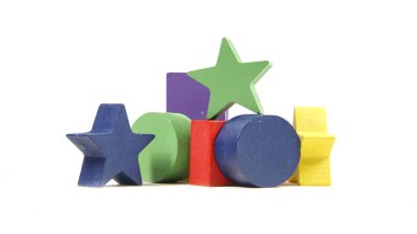 Beyaz arkaplanda izole edilmiş renkli tahta bloklar - kare, oval ve yıldız şekli.