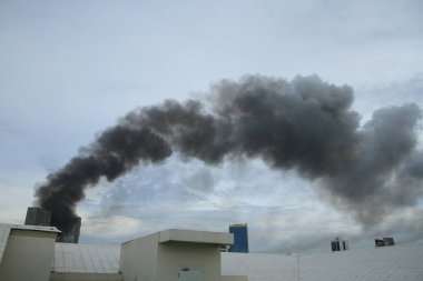 Siyah duman üzerinden gökyüzü üzerinde yanan ateşi