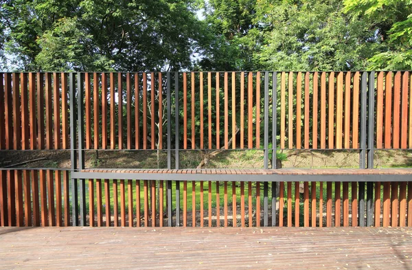 Passarela de madeira no parque — Fotografia de Stock