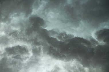 Dramatik kara bulutlar