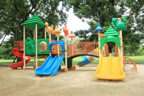 Красочная игровая площадка в парке — стоковое фото