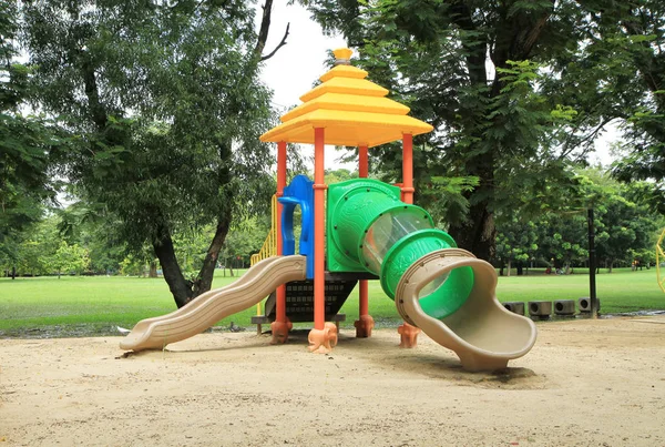 Kleurrijke speeltuin in het park — Stockfoto