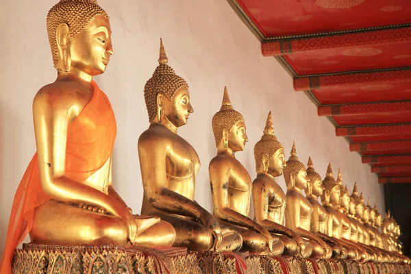 Reihe goldener Buddha-Statuen (selektiv fokussiert) — Stockfoto