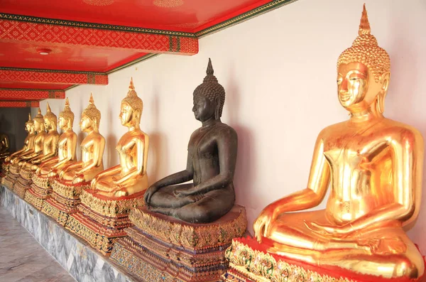 Reihe goldener Buddha-Statuen (selektiv fokussiert) — Stockfoto