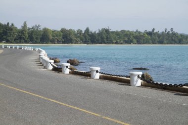 Yol kenarı boyunca plaj ve mavi deniz