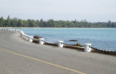 Yol kenarı boyunca plaj ve mavi deniz