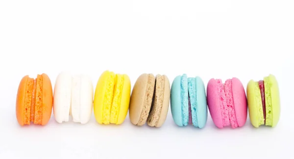 Linha de macarons coloridos isolada no fundo branco — Fotografia de Stock