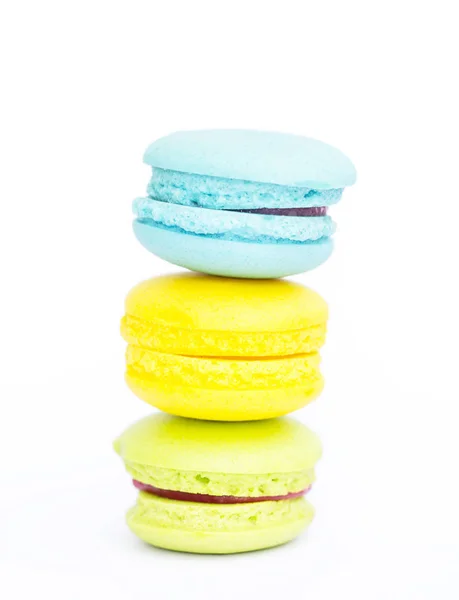 Pilha de isolamento macaroons no fundo branco — Fotografia de Stock