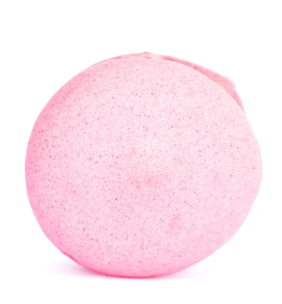 Розовый вкусный макарон на белом фоне — стоковое фото