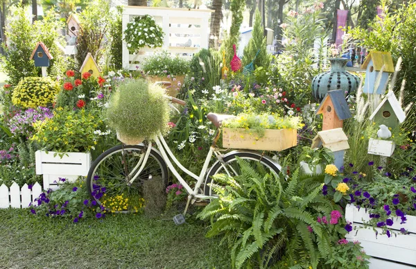 Bicicleta clássica branca com flor no jardim em casa — Fotografia de Stock