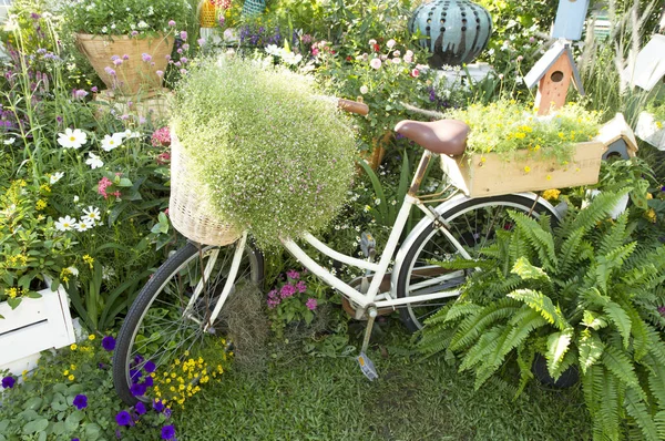 Λευκό κλασικού ποδηλάτου με λουλούδι σε κήπο σπιτιού — Φωτογραφία Αρχείου