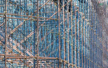 İnşaat alanındaki inşaat işleri için geçici yapı iskelesi