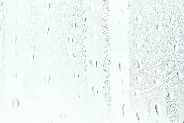 유리 위로 물방울을 떨어뜨린다 — 스톡 사진