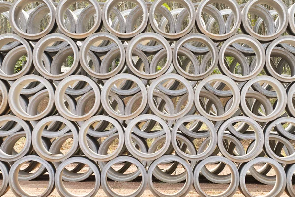 Упакованные бетонные дренажные трубы — стоковое фото