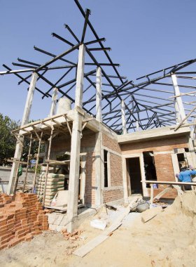 Metal çatı yapısı altında inşaat ev