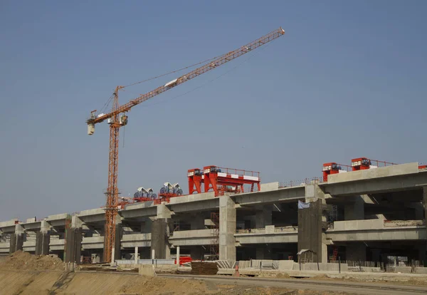 Local de construção com guindastes com fundo céu azul — Fotografia de Stock