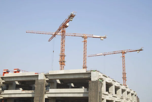 Lugar de construcción con grúas con fondo azul cielo — Foto de Stock