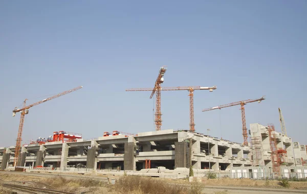 Local de construção com guindastes com fundo céu azul — Fotografia de Stock