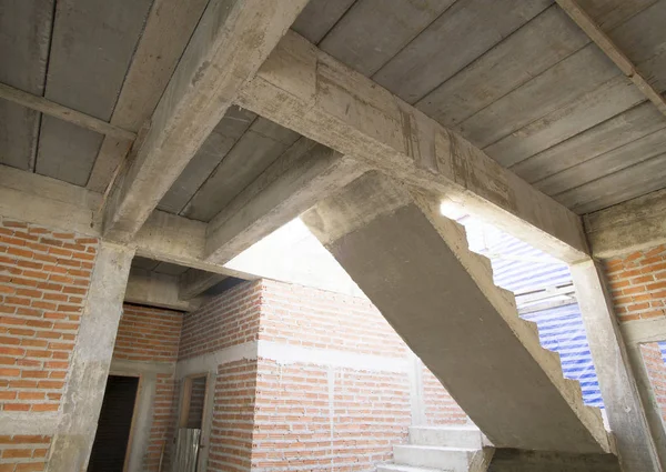 Edificio de obra con estructura de material de cemento — Foto de Stock