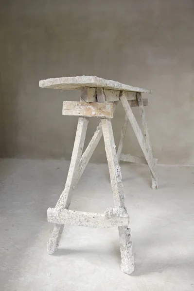 Brudne drewnianym stole w pustym pokoju w budowie — Zdjęcie stockowe