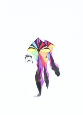 Mavi gökyüzü arkaplanlı renkli uçurtma