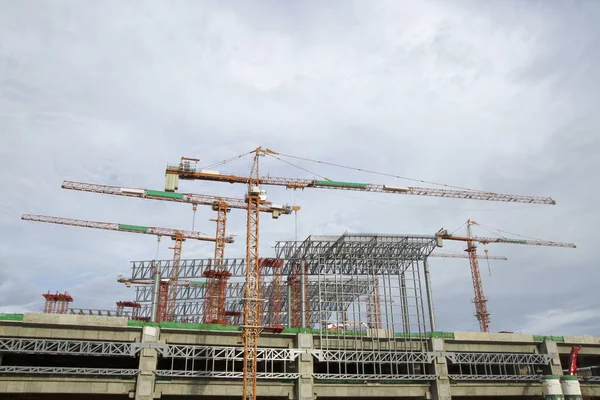 Gran obra de construcción con grúa torre y cielo azul — Foto de Stock