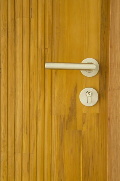 Maniglia porta in stile moderno su porta in legno — Foto Stock