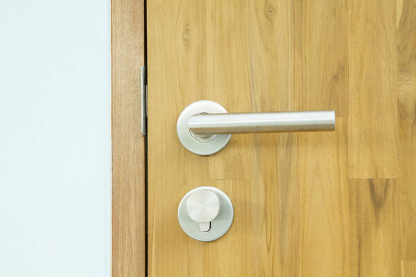 Современный стиль дверной ручки на деревянной двери
