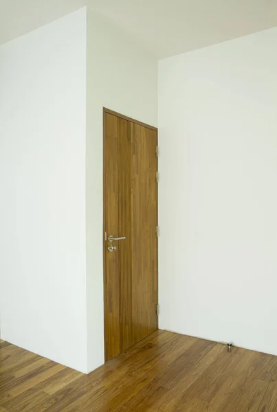 Lege ruimte met houten deur — Stockfoto