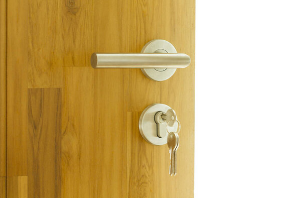 Современный стиль дверной ручки на деревянной двери
