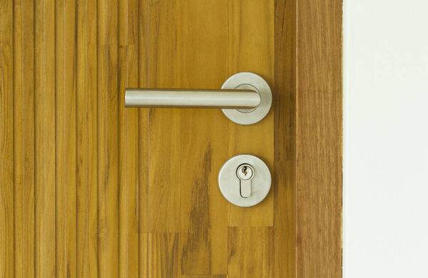 Современный стиль дверной ручки на деревянной двери
