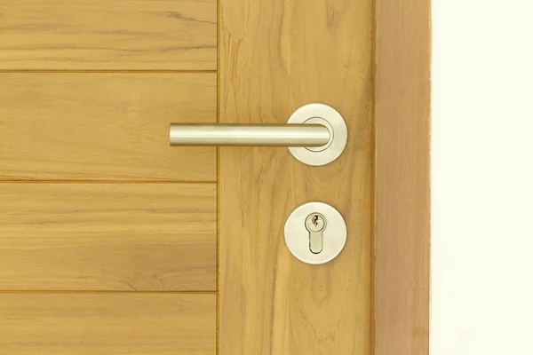Maniglia porta in stile moderno su porta in legno — Foto Stock