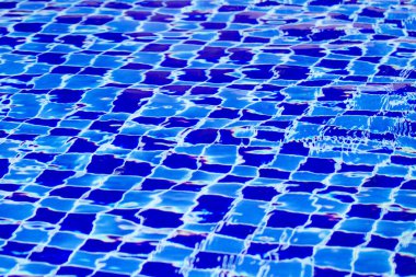 Arka plan ile mavi Çinili havuzundan temiz dalgalanan su