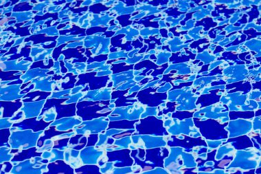 Arka plan ile mavi Çinili havuzundan temiz dalgalanan su