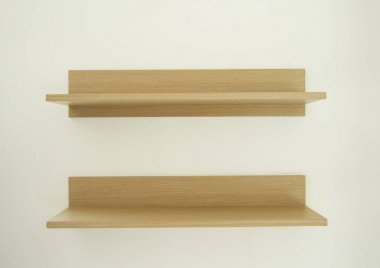 Beyaz duvar arka plan üzerinde ahşap raf