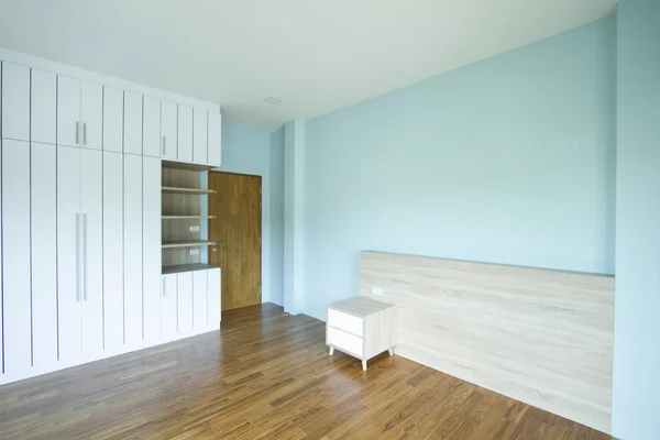 浅蓝色墙房的现代风格白色衣柜 — 图库照片