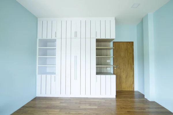 浅蓝色墙房的现代风格白色衣柜 — 图库照片