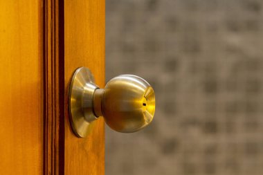 Karo duvar arka planlı açık ahşap kapı