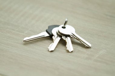 A demet-in anahtar taşı üstünde ahşap arka plan