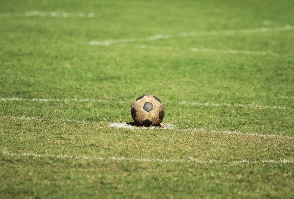 Yeşil Çim Sahada Eski Futbol Topu — Stok fotoğraf