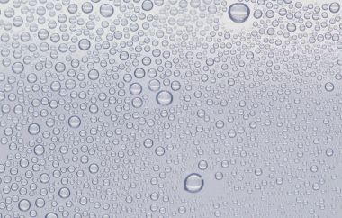 Su damlaları gri arkaplanda