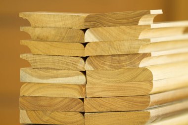 Düzenlenen katı teak ahşap ahşap arka plan ile yığını